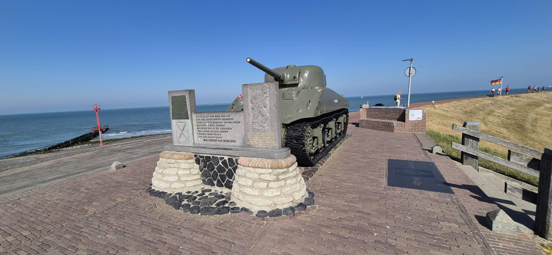 De shermantank op de dijk in westkapelle